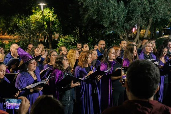 Η χορωδία στον εξωτερικό χώρο